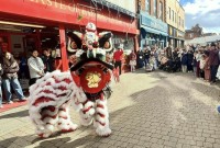 यूकेको अल्डरसटमा लायन डान्सको रौनक