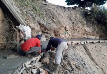 रिभानगाउँमा पहिरोबाट जोखिम संरचना संरक्षणका लागि करिव साढे ३ लाख संकलन