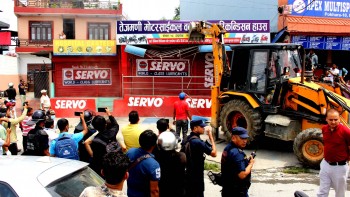 पृथ्वी राजमार्गअन्तर्गत पोखरा क्षेत्रमा मापदण्डविपरीतका १७० घरटहरा भत्काइँदै