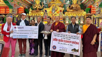 तमु धीं यूकेद्वारा बौद्ध अर्घौ सदन पोखरामा चाँदीको तिङ् तीन सेटका लागि २१ लाख प्रदान