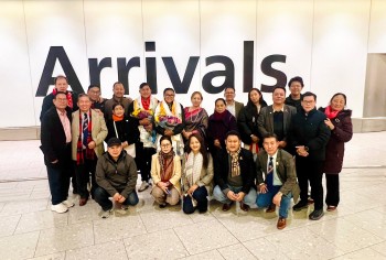 तमु धीं यूकेको ल्होछार कार्यक्रमका लागि बेलायत आइपुगे गायिका सलोमी र गायक केशबहादुर