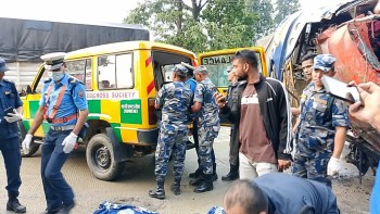 नवलपुरको चौसठ्ठी मोडमा बस दुर्घटना, ६ जनाको मृत्यु, १० घाइते