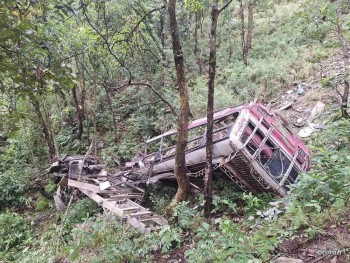 स्कुल बस दुर्घटनामा परी घाइते भएकाहरुको उपचार जारी