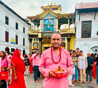 ५० औं जन्मदिनमा दधि आचार्यको परोपकारी कर्म: भोकालाई भोजन, असहायलाई सहारा