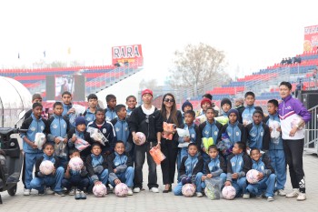 अभिनेत्री माया गुरुङद्वारा सहारा एकेडेमीका बालकलाई ३० थान फुटबल बुट सहयोग