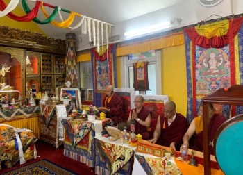 डायमण्ड बुद्धिस्ट सेन्टर यूकेको गुम्बामा प्रज्ञापारामिता पूजापाठ
