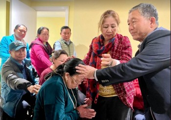 तमु धि युकेद्वारा स्व. लिला बहादुर गुरुङको निवासमा पुगी परम्परागत 'रिपा' र 'स्याइ स्याइ' सम्पन्न