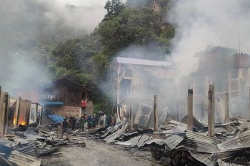 ताप्लेजुङको दोभान बजारमा आगलागी, १० घर जले