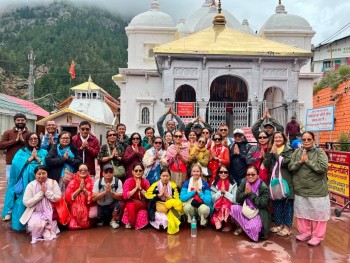 बेलायतबाट आएको नेपाली तीर्थयात्री टोलीद्वारा गंगोत्री धाम दर्शन