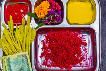 दशैँको मुख्य दिन: नवदुर्गाको प्रसादका रूपमा टीका र जमरा लगाइँदै