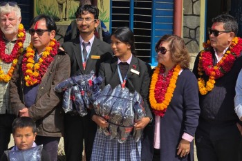 ब्रेकनको टोलीद्वारा धम्पुसका विद्यार्थीलाई ट्रयाकसुट प्रदान