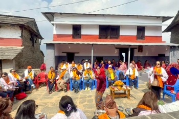 यूकेबाट आएको टोलीद्वारा धम्पुस गाउँको भ्रमण, स्थानीय समूह र विद्यालयलाई सहयोग प्रदान