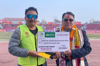 फोटो पत्रकार अक्षयकोषमा गोर्खा मिडियाका प्रबन्ध निर्देशक तमुले दिए २० हजार