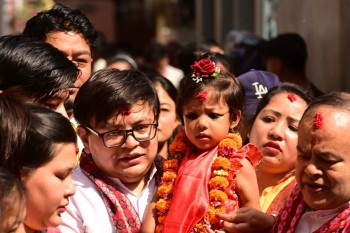 नेपालमा नयाँ कुमारीलाई कुमारीघरमा आसन गराइयो