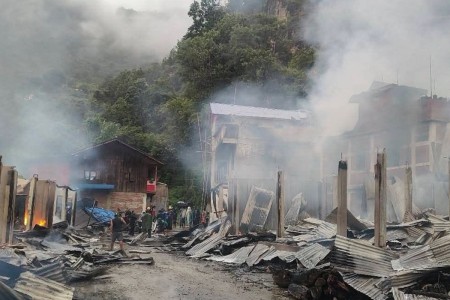 ताप्लेजुङको दोभान बजारमा आगलागी, १० घर जले