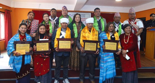 तमु सञ्चारकर्मी संघद्वारा ६ जना पत्रकार पुरस्कृत 