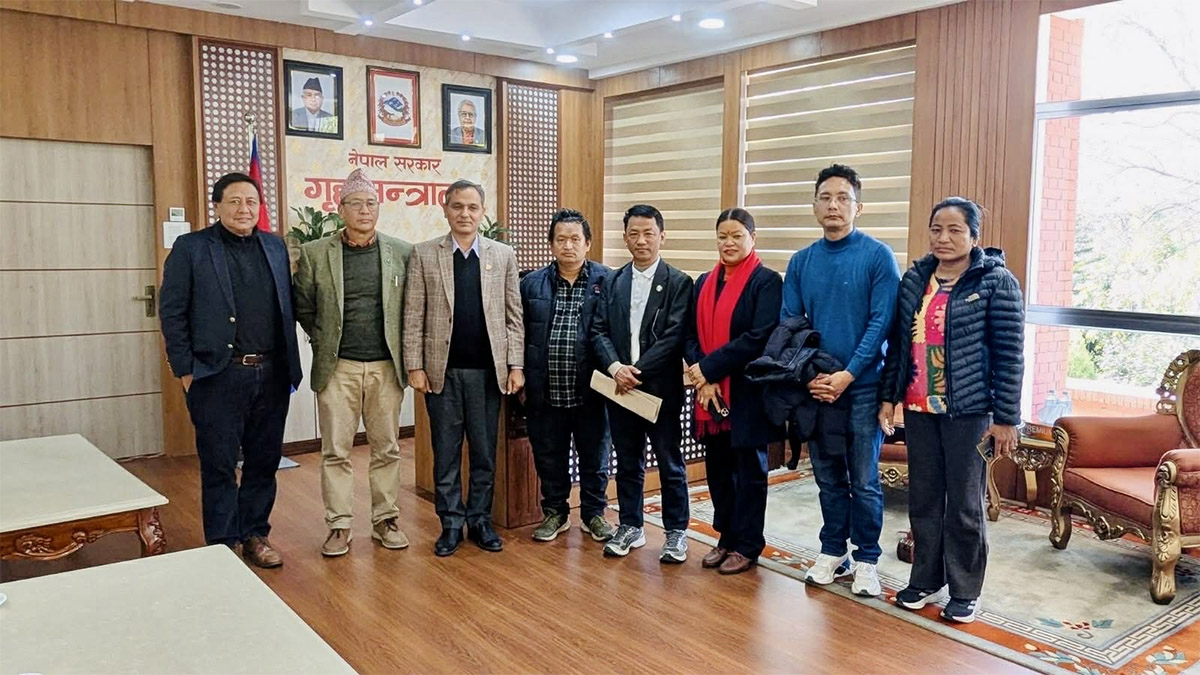 बेलायतबाटै मतदान गर्न पाउनुपर्ने मागसहित गोर्खाहरुले बुझाए गृहमन्त्री अर्याललाई ज्ञापनपत्र