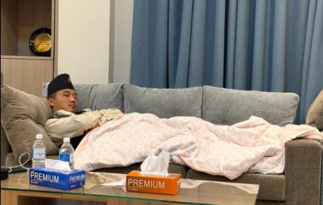 गृहमन्त्री सुधन गुरुङले सोफामा सुतेको तस्बिर सार्बजनिक गर्दै भने, 'जनताभन्दा माथि सरकार हुँदैन'